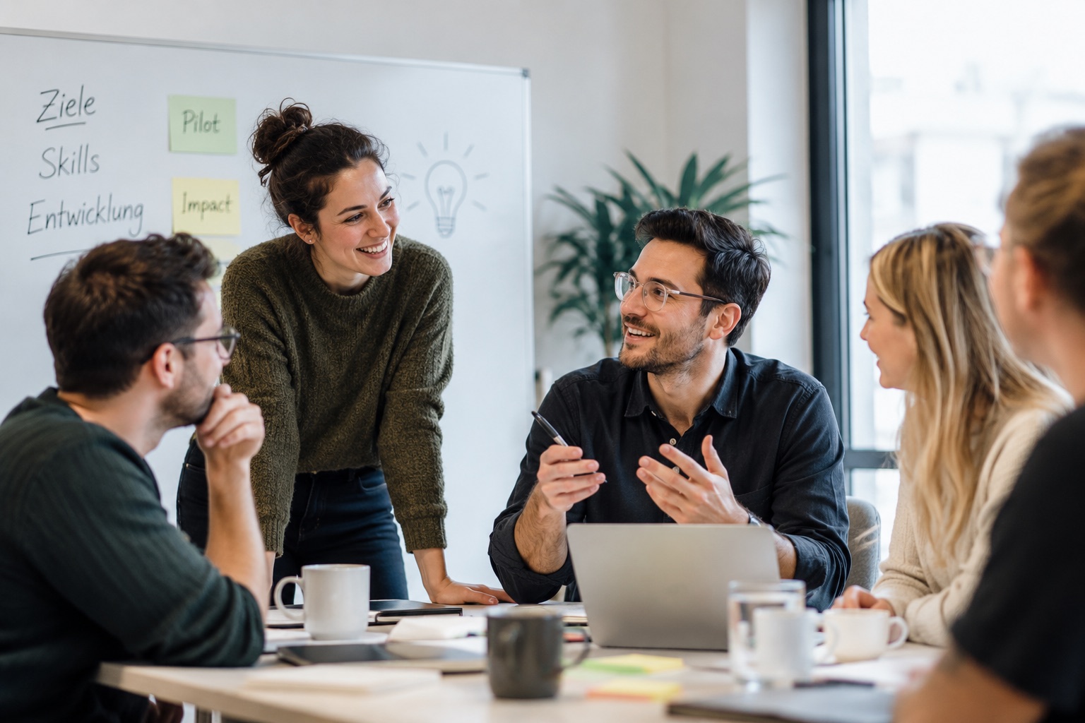 Startgruppe im Workshop: Teilnehmende besprechen Ziele, Skills und Entwicklung am Whiteboard