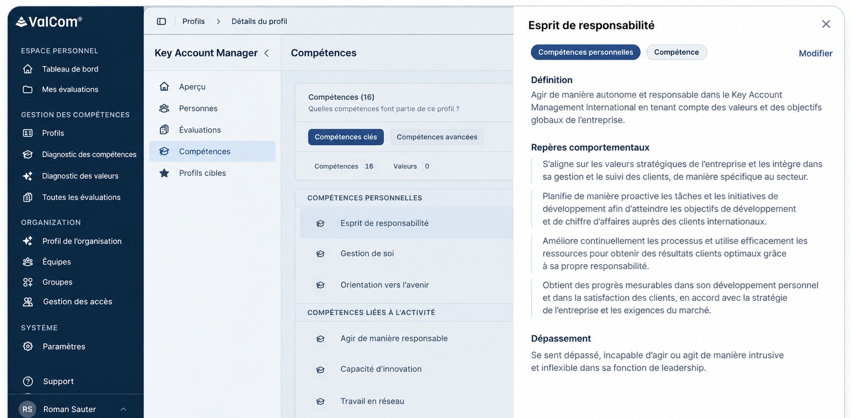 Vue détaillée d'une compétence dans ValCom : la compétence « Esprit de responsabilité » du domaine des compétences personnelles, déployée avec sa définition, des repères comportementaux et la description du dépassement – à côté, la liste des compétences du profil de rôle Key Account Manager.